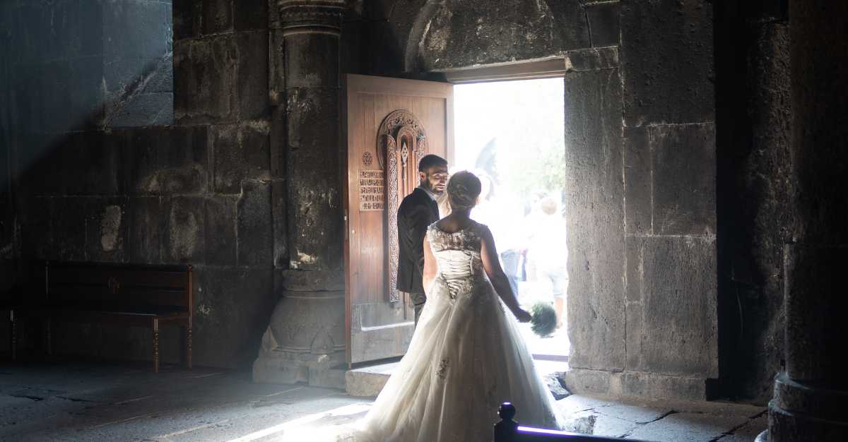 Couple meeting with their videographer to plan essential pre-wedding videography preparations.